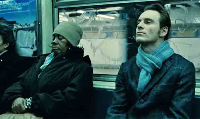 'Shame', dirigido por Steve McQueen, trouxe Fassbender no papel de um homem viciado em sexo. O filme recebeu aclamação da crítica e destacou sua coragem como ator, ao abordar um tema delicado com profundidade emocional e entrega total ao papel.
