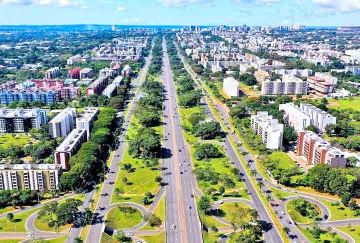 BrasÃ­lia- Quem nasce na capital do paÃ­s Ã© Brasiliense. A cidade, fundada em 21/04/1960, tem cerca de 3 milhÃµes de habitantes.