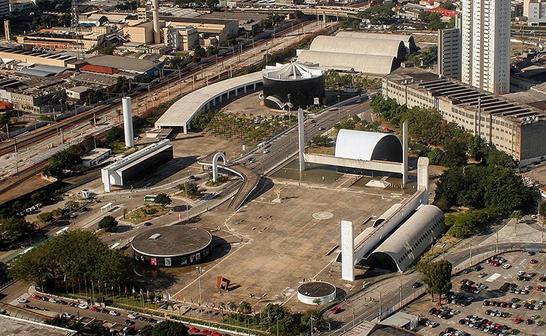 Memorial da América Latina - Inaugurado em 1989, tem acervo permanente de obras de arte, biblioteca com 30 mil volumes e espaço para eventos culturais. Fica em um terreno de 85 mil m² no bairro da Barra Funda.  Tem arquitetura de Oscar Niemeyer e projeto cultural de Darcy Ribeiro.  