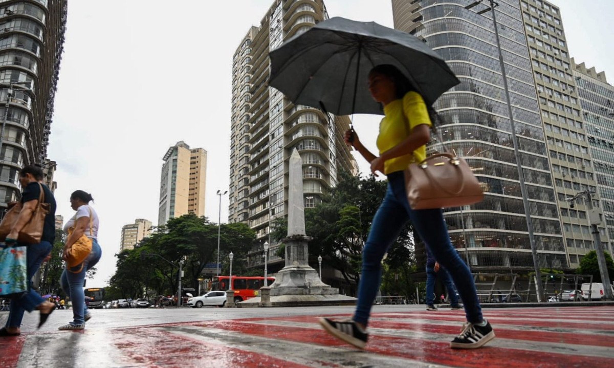 Possibilidade de pancadas de chuva (20 a 40 mm) com raios e rajadas de vento em torno de 50 km/h -  (crédito: Leandro Couri/EM/D.A Press)