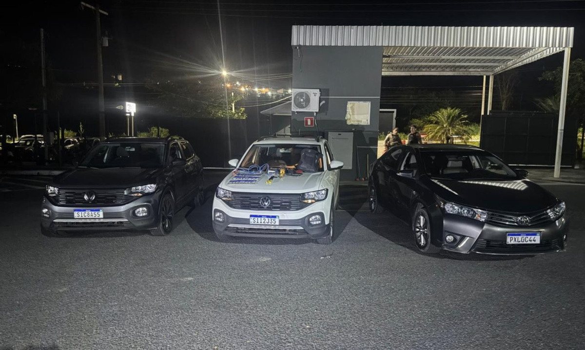 Os carros foram apreendidos e encaminhados ao pátio do Detran -  (crédito: PMMG/Divulgação)