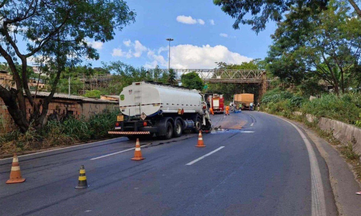 Batida entre carretas trava tr&acirc;nsito na BR-381, na sa&iacute;da de Belo Horizonte -  (crédito: CBMMG/Divulga&ccedil;&atilde;o)