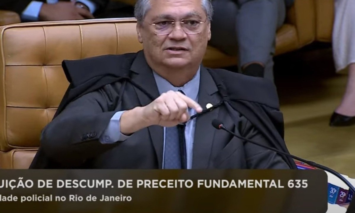 Ministro Flávio Dino é aplaudido após dizer que as lideranças do crime organizado não estão nos morros e periferias -  (crédito: Reprodução/TV Justiça)