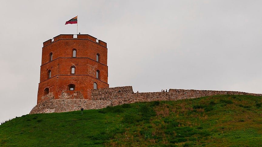Lituânia - É um país com belas construções góticas, barrocas e renascentistas. A Torre de Gediminas (foto), no alto de uma colina, fornece visão panorâmica da capital Vilnius. 
