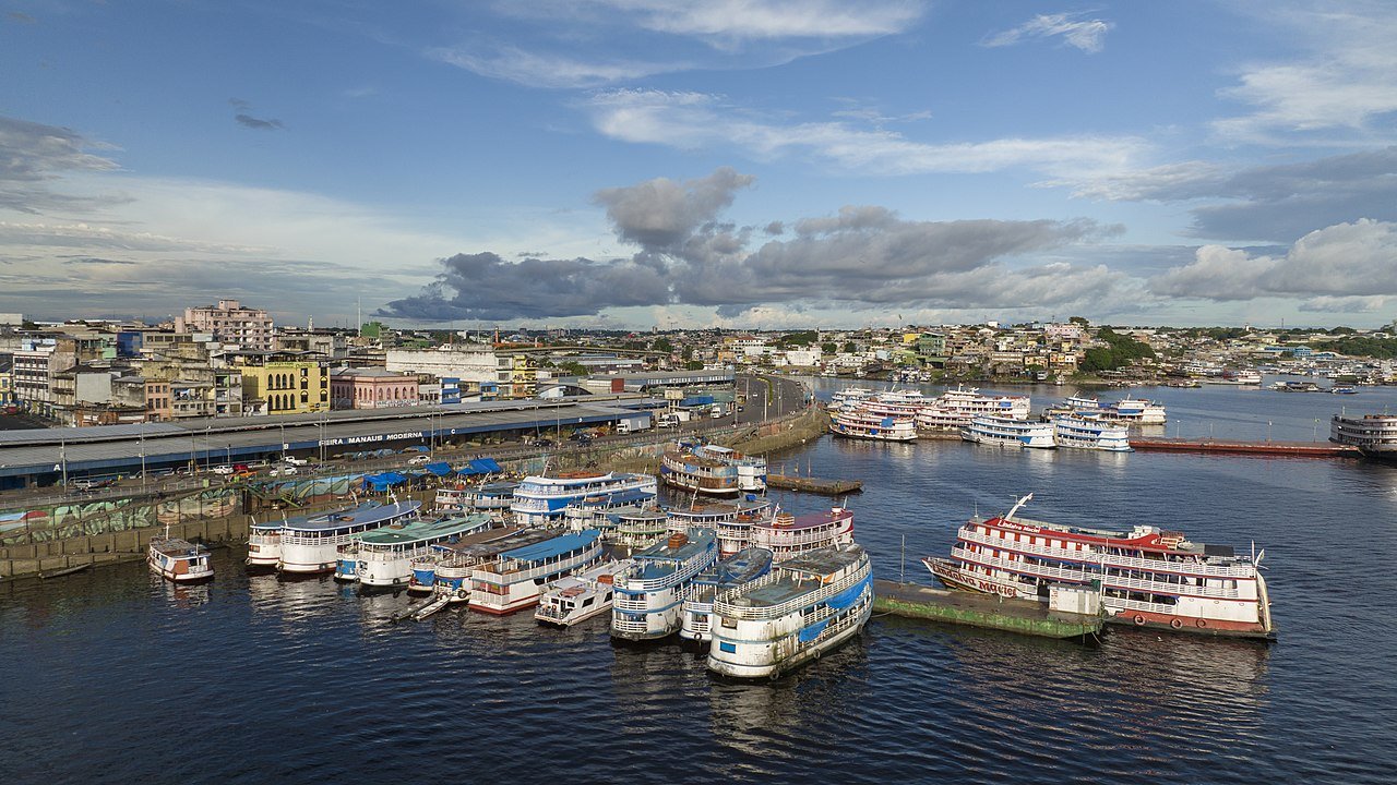 Manaus- Quem nasce na capital do Amazonas é Manauara. A cidade, fundada em 24/10/1669, tem cerca de 2 milhões de habitantes.
