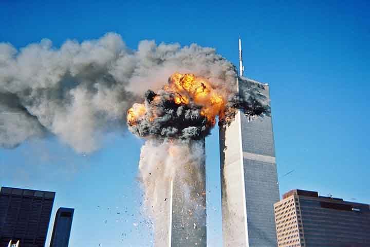 Os terroristas sequestraram aviÃµes, chocando dois deles contra as Torres GÃªmeas, no complexo empresarial do World Trade Center, provocando centenas de mortes. 
