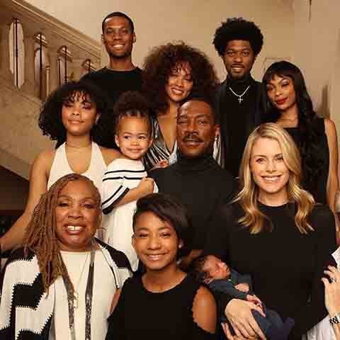 Eddie Murphy também tem uma vida amorosa agitada, a ponto de ter dez filhos. Eric, o primeiro, nasceu em julho de 1989 do relacionamento com Paulette McNeely. Na mesma época, o ator se relacionava com Nicole Mitchell e foi pai de Bria seis meses depois, em dezembro.
