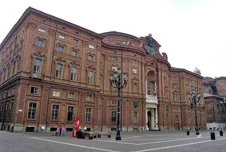 O Palazzo Carignano é um edifício histórico, constituído, em 1678 por dois corpos de fabrico diverso, situado no centro de Turim, Itália. Juntamente com o Palácio Real de Turim e o Palazzo Madama e Casaforte degli Acaja, faz parte dos mais importantes palácios históricos da cidade.