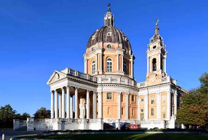 A BasÃ­lica de Superga Ã© uma igreja localizada aos arredores de Turim, na ItÃ¡lia. Foi construÃ­da no sÃ©culo XVIII pelo arquiteto Filippo Juvarra, sob encomenda do duque VÃ­tor Amadeu II de Saboia em memÃ³ria Ã  vitÃ³ria sobre as tropas francesas que cercavam a colina de Superga em 1706.