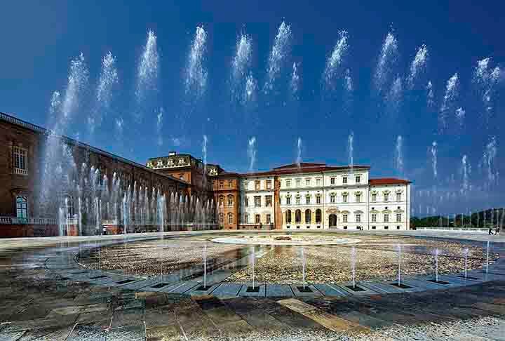 O castelo Reggia di Venaria Reale é frequentemente chamado de “Versalhes da Itália", sendo uma antiga propriedade de caça real fora da cidade. A residência aberta para visitação possui um grande palácio cheio de arte e extensos jardins franceses com esculturas de arte moderna.