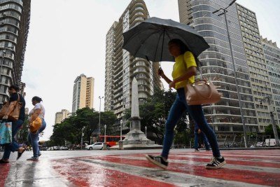 Possibilidade de pancadas de chuva (20 a 40 mm) com raios e rajadas de vento em torno de 50 km/h -  (crédito: Leandro Couri/EM/D.A Press)