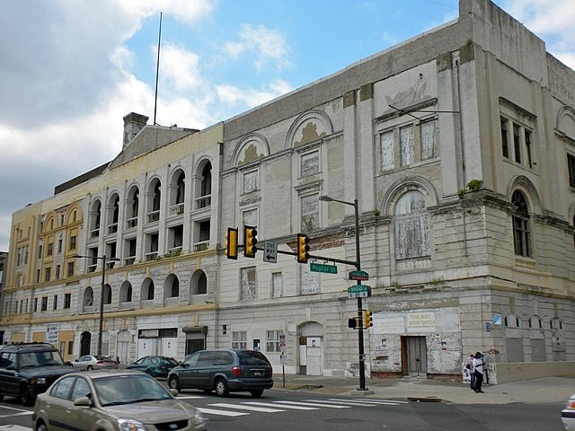 Metropolitan Opera House (Nova York, EUA) - Parte do Lincoln Center, o "Met" é uma das maiores e mais prestigiadas casas de ópera do mundo, famosa por suas grandes produções e pela qualidade de suas apresentações.