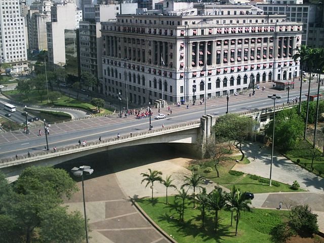 Viaduto do Chá- Situado no Vale do Anhangabaú, a estrutura de concreto foi construída em 1939 para substituir o antigo viaduto, inaugurado em 1892, cuja  estrutura metálica ficou obsoleta e perigosa. Marco na cidade, é cenário de várias filmagens.