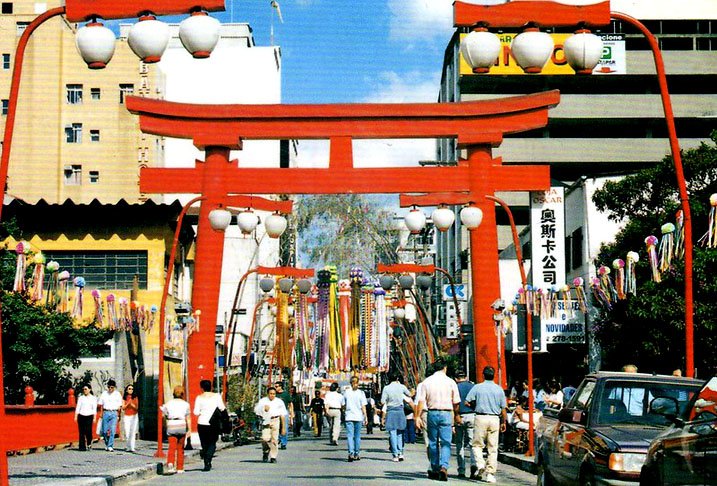 Bairro da Liberdade - Situado na zona central, é o maior reduto de japoneses da capital paulista. E também tem comunidades de imigrantes da China, Coreia e Taiwan. Possui farto comércio e promove festas típicas da tradição japonesa que atraem moradores e turistas.