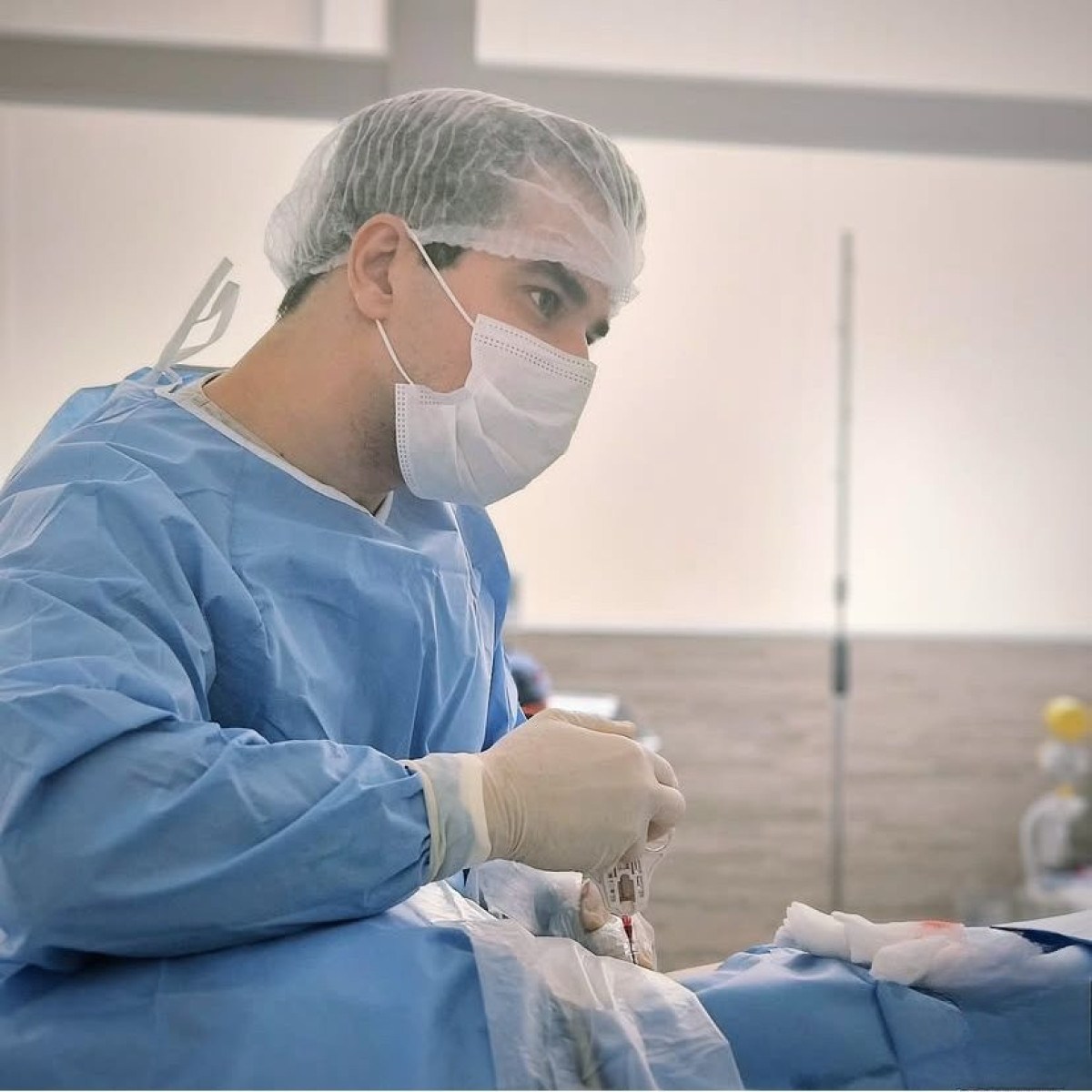O risco de disseminação tumoral por meio da biópsia é extremamente baixo Bruno Farnese, especialista em ultrassonografia e procedimentos minimamente invasivos, realizando biópsia renal