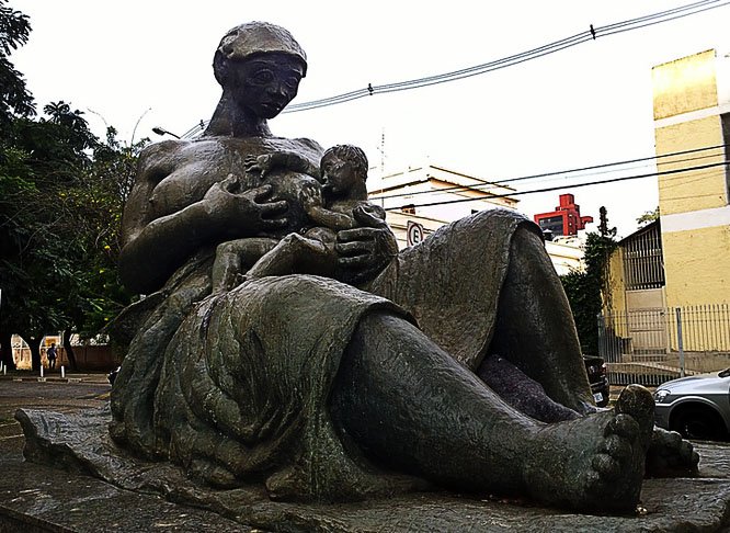 Mãe Preta - A escultura de bronze retrata uma mulher negra amamentando uma criança branca, no Largo do Paissandu, no Centro Histórico de São Paulo. A obra de Júlio Guerra, inaugurada em 1955, é ponto de encontro para atos do movimento negro.