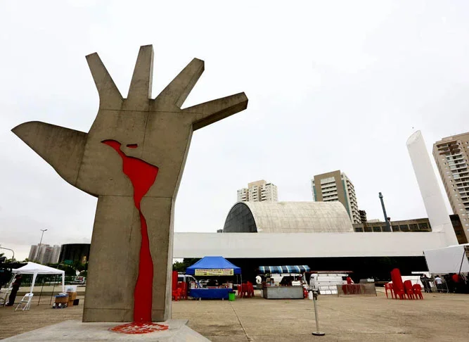 O monumento Mão se destaca no Memorial. Com 7m de altura, a obra criada por Oscar Niemeyer homenageia os mártires do continente que perderam sua vida em prol da liberdade. O aparente sangue na palma da mão tem o formato da América Latina. e "escorre" até o chão.