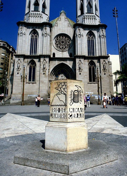 Marco Zero de São Paulo - Fica em frente à catedral. Em forma de prisma hexagonal, revestido de mármore, serve na ordenação urbana. Dali se definem as numerações dos imóveis, conforme a distância até o monumento.  Feito em 1934, tornou-se patrimônio nacional em 2007.