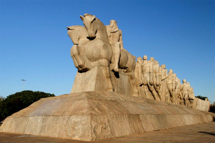 Monumento às Bandeiras - A escultura gigante, feita por Victor Brecheret, faz uma homenagem aos bandeirantes dos séculos 17 e 18. Fica no Parque do Ibirapuera e foi inaugurada em 1954, no aniversário de 400 anos da cidade de São Paulo.