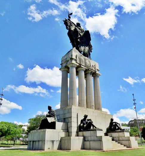 Monumento a Ramos de Azevedo-  Conjunto de esculturas em bronze e granito, assinado por Galileo Emendabili, em memória do arquiteto e urbanista Francisco de Paula Ramos de Azevedo. Fica na Cidade Universitária Armando de Salles Oliveira.