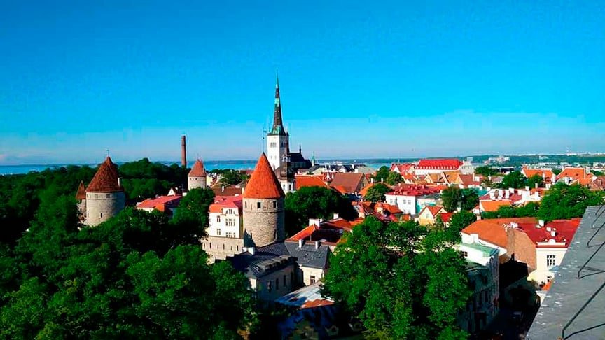 Estônia - Com mais de 1.500 ilhas, tem florestas primitivas, praias rochosas e lagos.  Há castelos e fortalezas no alto de colinas. E a cidade antiga, na capital Tallin, tem museus e uma torre de TV de 314m de altura com plataforma para observação. 