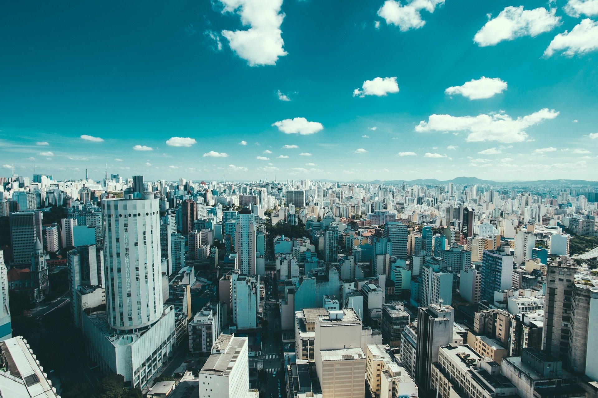 São Paulo- Quem nasce na capital de São Paulo é Paulistano. A cidade, fundada em 25/01/1554, tem cerca de 11,9 milhões de habitantes.