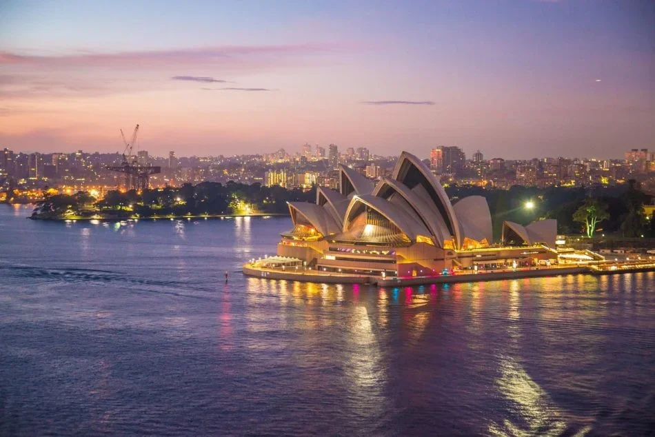 Sydney Opera House (Sydney, Austrália) - Embora seja relativamente nova (inaugurada em 1973), a Sydney Opera House é um ícone global tanto pela arquitetura única quanto pela importância cultural na Austrália e no mundo.