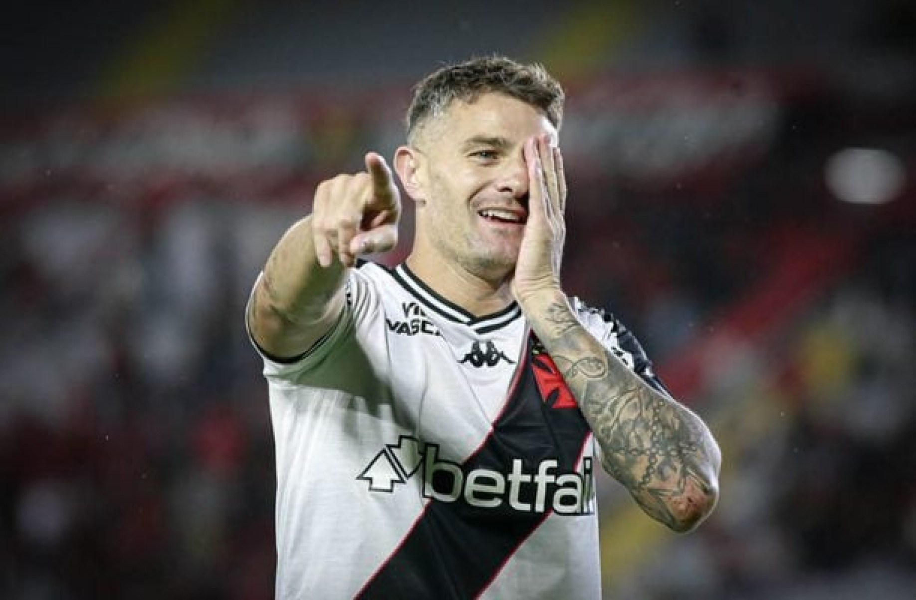 Histórico! Vegetti se iguala como segundo artilheiro estrangeiro do Vasco