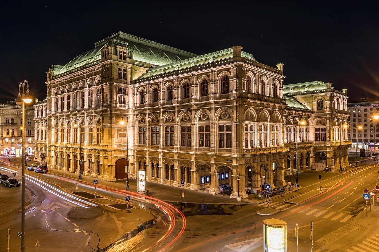Vienna State Opera (Viena, Áustria) - Este teatro em Viena é um dos mais importantes da Europa. A Ópera Estatal de Viena é famosa tanto pela grandiosidade de suas produções quanto por sua programação extensa, com apresentações quase diárias.