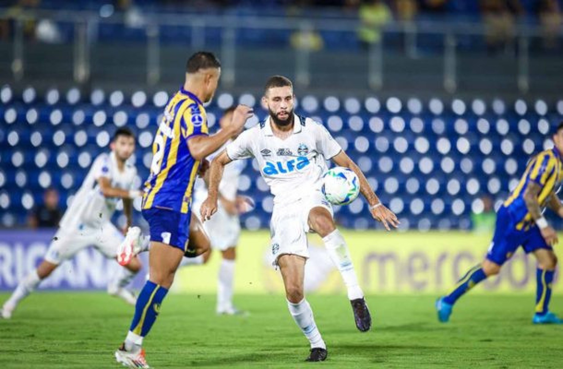 Atuação do Grêmio agrada a Wagner Leonardo, que enfatiza apoio a Quinteros: ???Fechados com o trabalho???