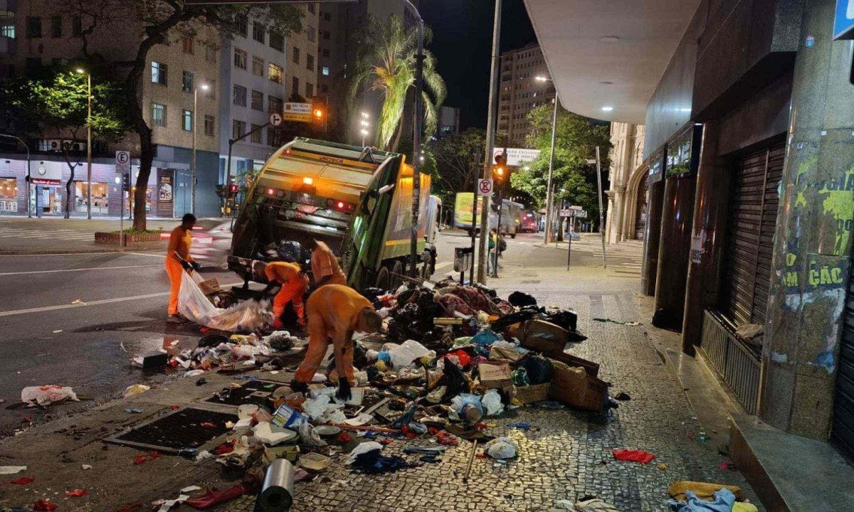 Um dos pontos com maior ac&uacute;mulo de lixo &eacute; a Avenida Augusto de Lima, em frente ao Edif&iacute;cio Maletta -  (crédito: Alexandre Guzanshe/EM/D.A.Press)