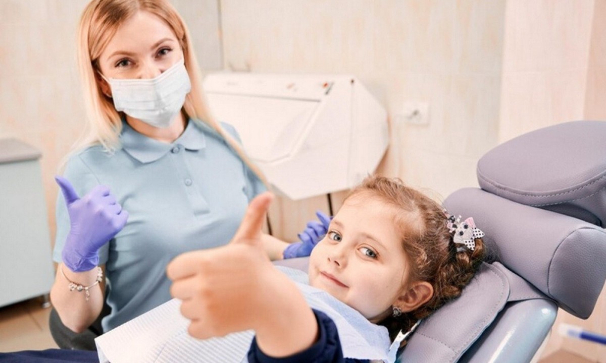 A consulta ao dentista na idade correta costuma evitar problemas bucais e contribuir para bons hábitos de higiene oral ao longo dos anos -  (crédito: Freepik)