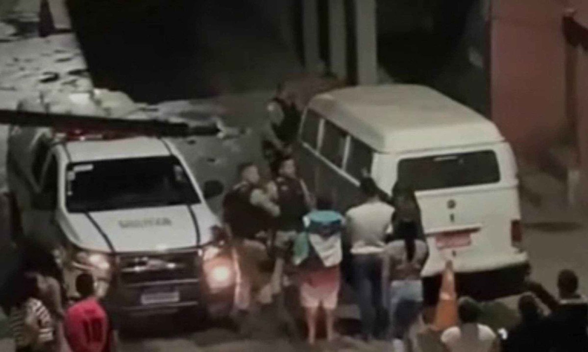 Ação policial foi registrada por moradores da região do bar e as imagens foram analisadas pela perícia -  (crédito: Reprodução/Redes sociais)