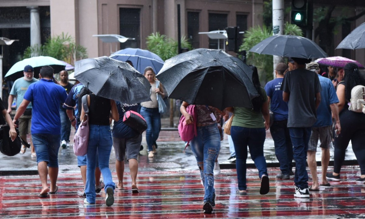 Possibilidade de pancadas de chuva (40 a 60 mm) com raios e rajadas de vento em torno de 50 km/h vale at&eacute; as 8h de s&aacute;bado (5/4). -  (crédito: Gladyston Rodrigues/EM/D.A Press)