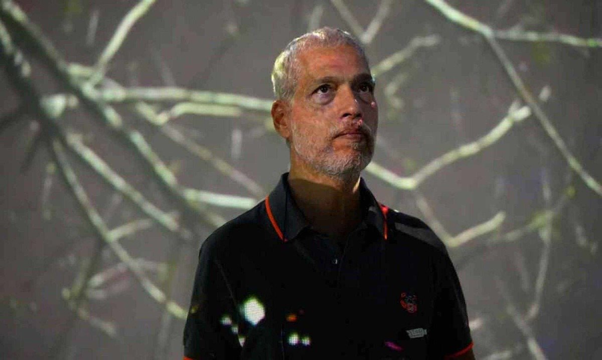 Estevão Ciavatta na montagem da instalação "Copa, Casa Cosmos", na Casa Fiat -  (crédito:  Ian Lara/Divulgação)