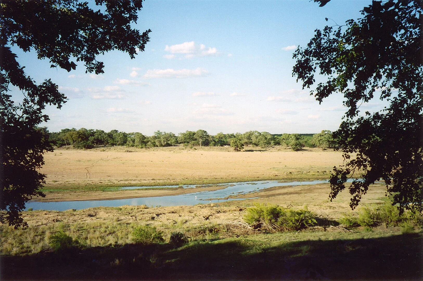 O parque faz fronteira com os distritos de Moamba e Magude, em Moçambique. E, junto com o Parque Nacional Gonarezhou, no Zimbabue, e Parque Nacional do Limpopo, em Moçambique, forma um trio que é chamado de "Parque Transfronteiriço do Grande Limpopo". 