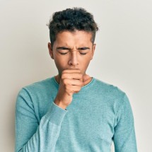 Uma tosse comum pode esconder algo mais grave: como identificar a pneumonia - Freepik