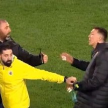 Ex-jogador do Atlético revela que quase levou &#8216;garrafada&#8217; de  técnico agredido por Mourinho - No Ataque Internacional