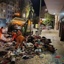 Lixo acumulado nas ruas causa mau cheiro e transtornos no Centro de BH - Alexandre Guzanshe/EM/D.A.Press