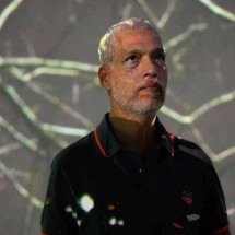 Regina Casé e Estevão Ciavatta levam a um passeio dentro de sumaúma -  Ian Lara/Divulga&ccedil;&atilde;o