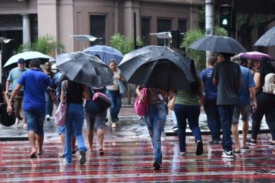 Possibilidade de pancadas de chuva (40 a 60 mm) com raios e rajadas de vento em torno de 50 km/h vale at&eacute; as 8h de s&aacute;bado (5/4). -  (crédito: Gladyston Rodrigues/EM/D.A Press)