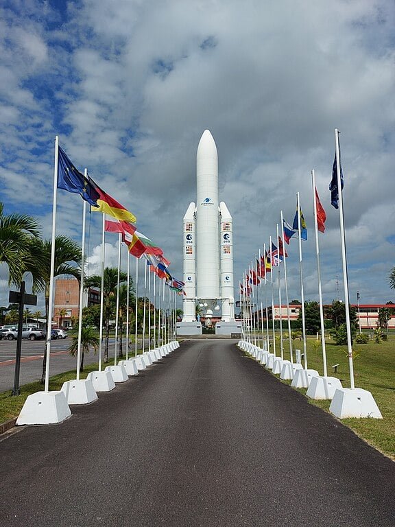 Inclusive, o Centro Espacial Europeu de Kourou é um dos maiores centros de lançamento de foguetes fora da Europa, usado para lançar satélites e espaçonaves. Perde naturalmente para o Kennedy Space Center, da Nasa, nos Estados Unidos. 