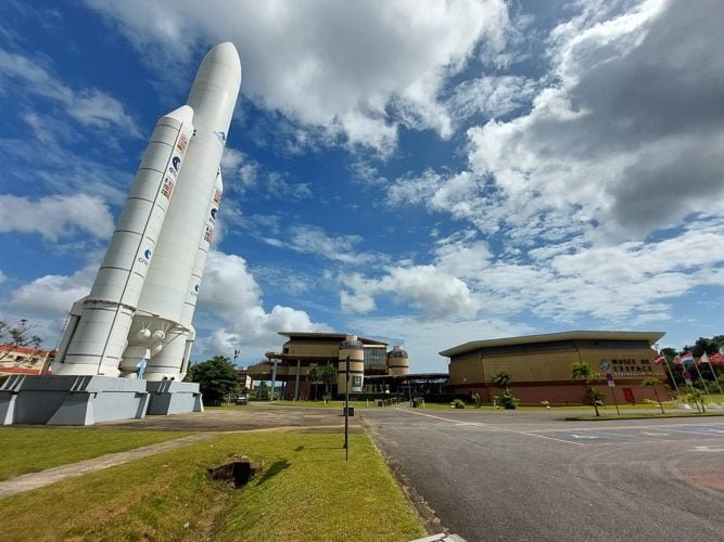 O turismo é uma indústria crescente na Guiana Francesa e os principais destinos turísticos são as praias, a floresta tropical e o Centro Espacial Europeu de Kourou.