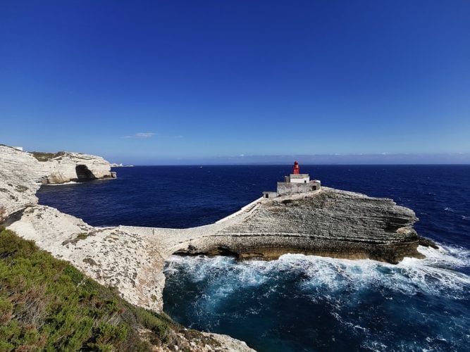 É o segundo maior território da França, atrás apenas da Córsega (foto), e é considerada a maior região ultramarina do país europeu.
