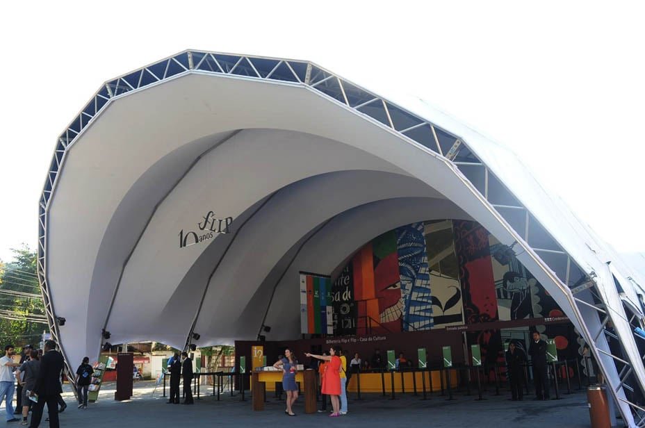 Declarada Patrimônio Mundial pela UNESCO, a cidade combina história, arte e natureza, sediando eventos importantes como a Flip (Festa Literária Internacional de Paraty).