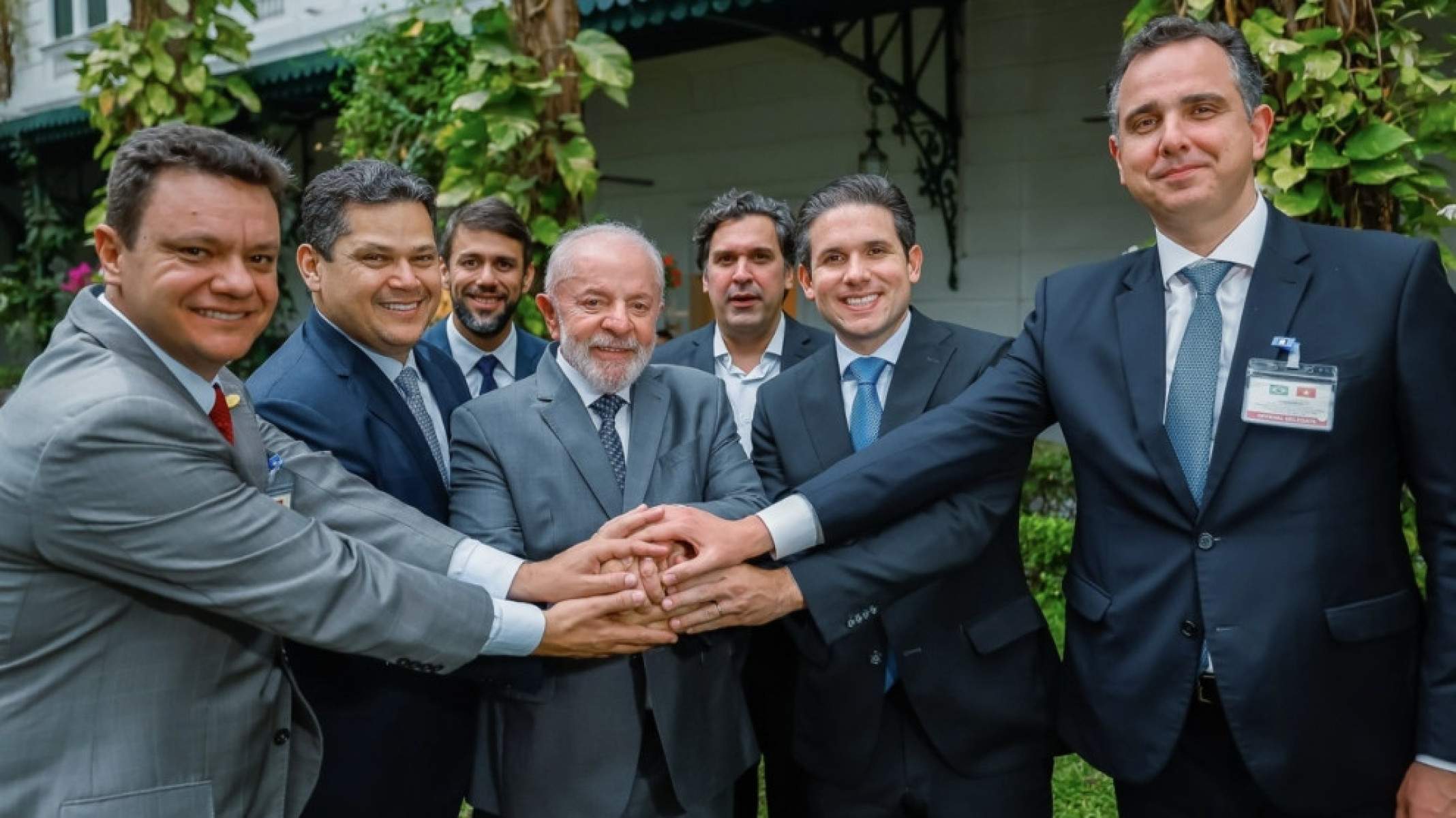 Animado, Lula não deixou ministros dormirem no voo da Ásia-Platobr Politica