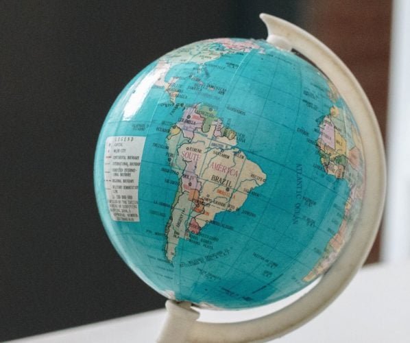 Trata-se da Guiana Francesa, uma região ultramarina que pertence à França. Mas que é vizinho do Brasil. O lugar estabelece fronteira com o estado do Amapá e é separado do Brasil exclusivamente pela corrente do rio Oiapoque. 