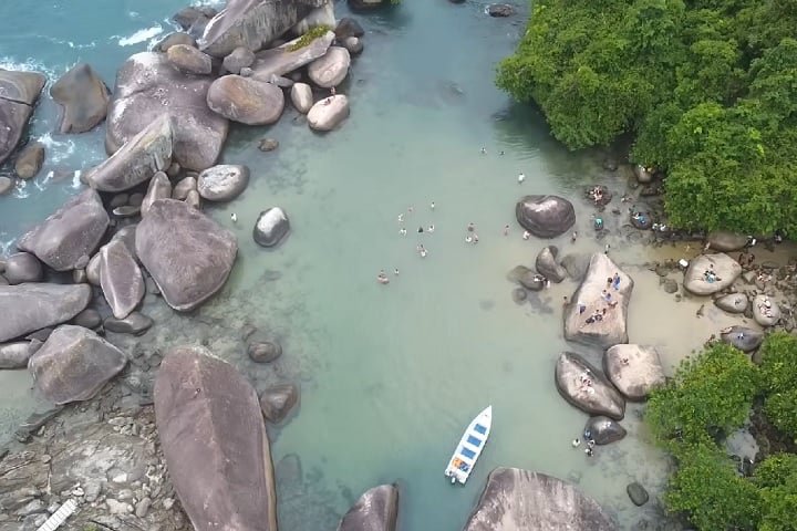 Praias como a Praia do Cachadaço (foto), com suas piscinas naturais, e a Praia do Meio, cercada por mata atlântica, são verdadeiros tesouros.