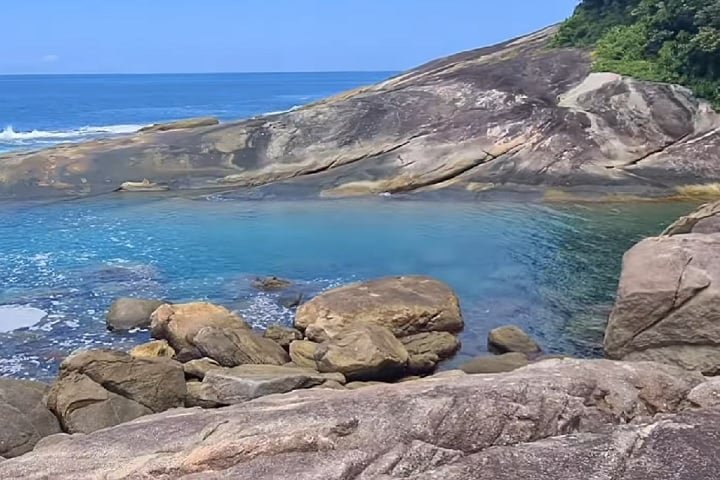 Trata-se da Praia de Galhetas, em Paraty, município localizado no litoral sul do Rio de Janeiro.