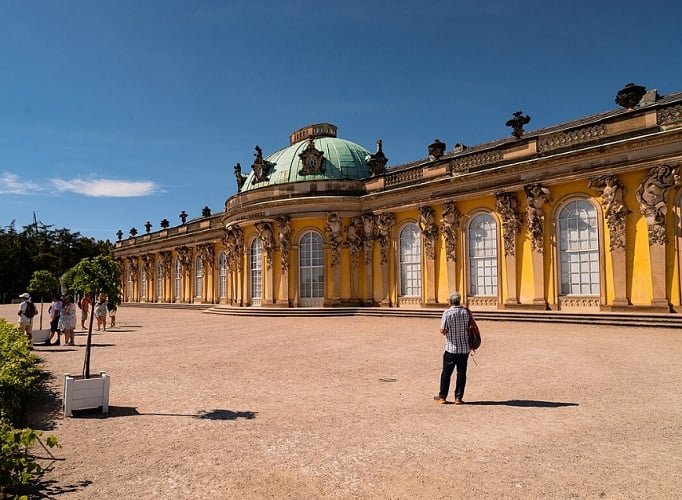 Palácio e Parque Sanssouci (Schloss Sanssouci) - Descrição: Localizado em Potsdam, próximo a Berlim, o Palácio Sanssouci foi construído em 1745 como residência de verão do rei prussiano Frederico, o Grande. O palácio e seus jardins são um exemplo do rococó - Localização: Potsdam - Referências Históricas: Conhecido como o "Versalhes de Berlim", Sanssouci foi um refúgio para o rei e é Patrimônio Mundial da UNESCO